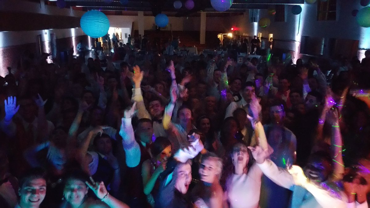 CRInsaneDJ's tweet image. Gotta love prom. #jhs2016