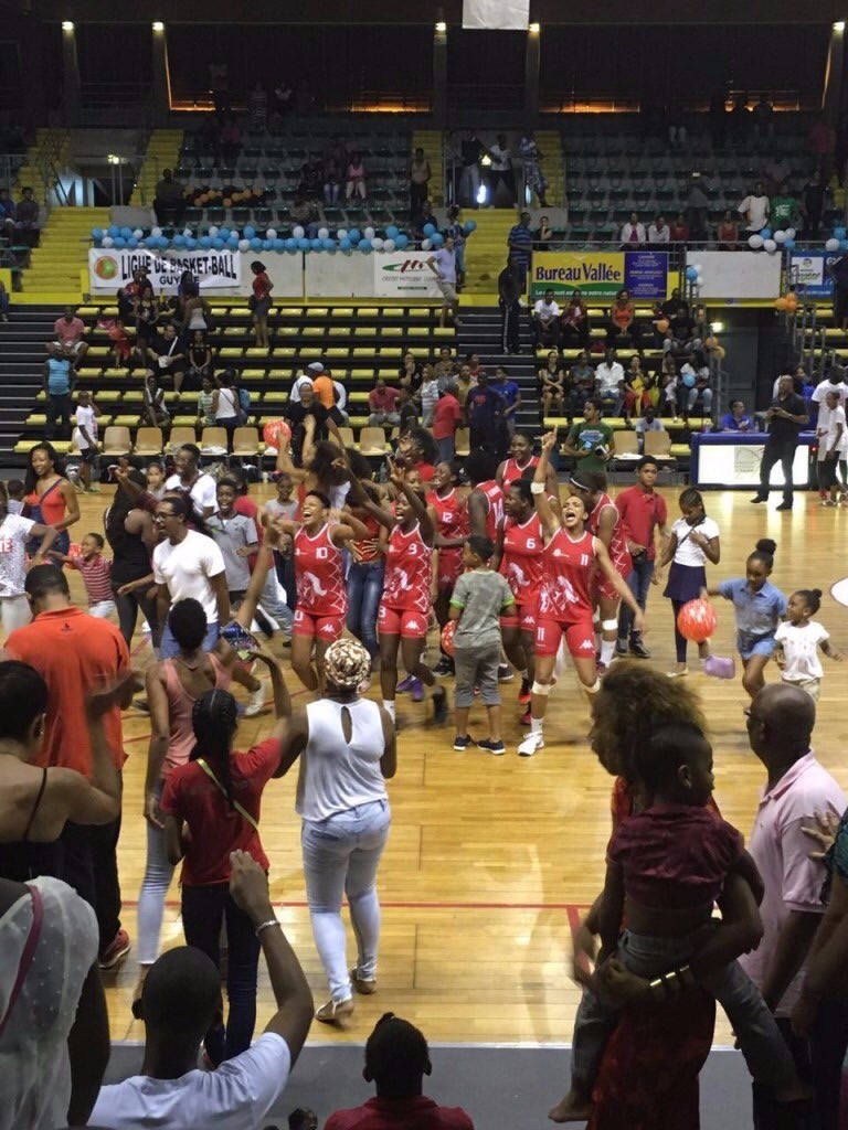 RpheAlexandre's tweet image. Après la #Guyane (à l'image), L' US Sinnamary Championnes Antilles-Guyane 2016 de basket ! Bravo à toutes !