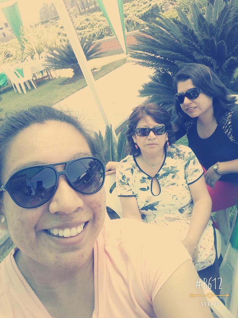 kerlorenkey's tweet photo. celebrando por adelantado 🍻🍷🍸 #FELIZ_DIA_DE_LA_MADRE 💐 🎀#lab_OXO_MAMIS 💝🌹 https://t.co/WmfxNxMktL