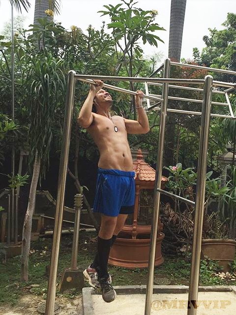 mrvvip's tweet photo. Chicco Jerikho shirtless hanging and a slight bulge during workout. #selebwatch https://t.co/lY5qLq3trc