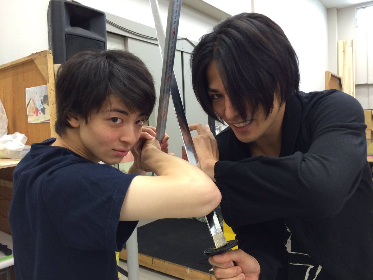yami_kariudo's tweet photo. 高杉さん（間武士）と丸山さん（皇静馬）刀を使って特訓中！最後のアクション、最大の見���場になっています！！
https://t.co/qOta2qYKHH
#闇狩人 #高杉真宙 #丸山敦史 https://t.co/XdxIS92Ah0