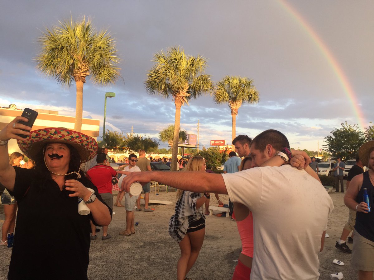 yungmilkshake's tweet photo. when ur trying to take a romantic pic of ur friends but it's cinco de mayo &amp; the tequilas got u feeling urself https://t.co/anbXuEUl7E