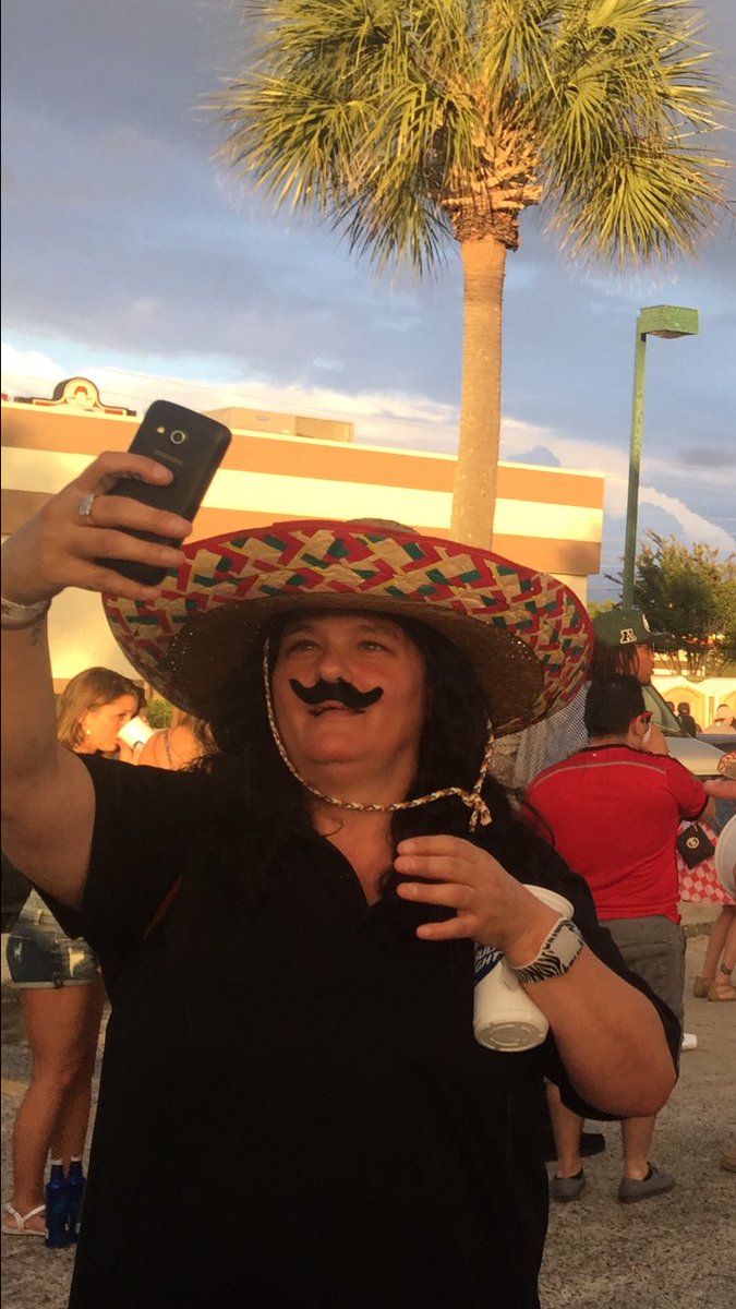 yungmilkshake's tweet photo. when ur trying to take a romantic pic of ur friends but it's cinco de mayo &amp; the tequilas got u feeling urself https://t.co/anbXuEUl7E