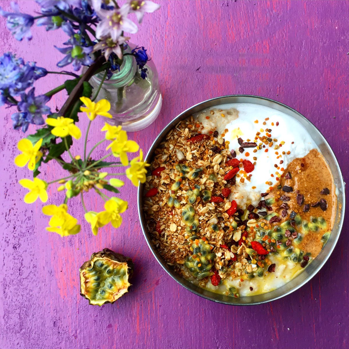 thehappypear's tweet photo. Sunday morning porridge love w passion fruit, cool Jim's granola, coconut yogurt, almond butter - happy sunday 👍🏻😄 https://t.co/psVNr0RUPa