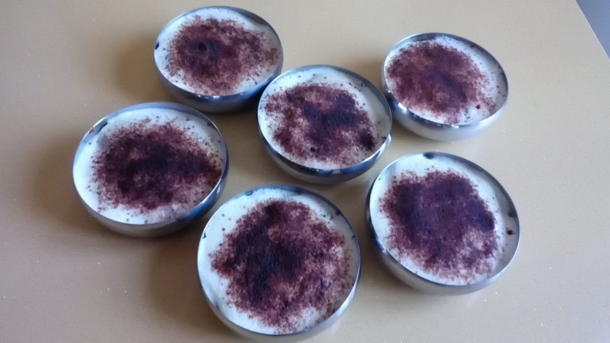 Vale_Petrone's tweet photo. @MarcoBianchiOff Io la mamma la festeggio così...tiramisù bello&amp;buono #augurimamma https://t.co/fvG0Q57OKa