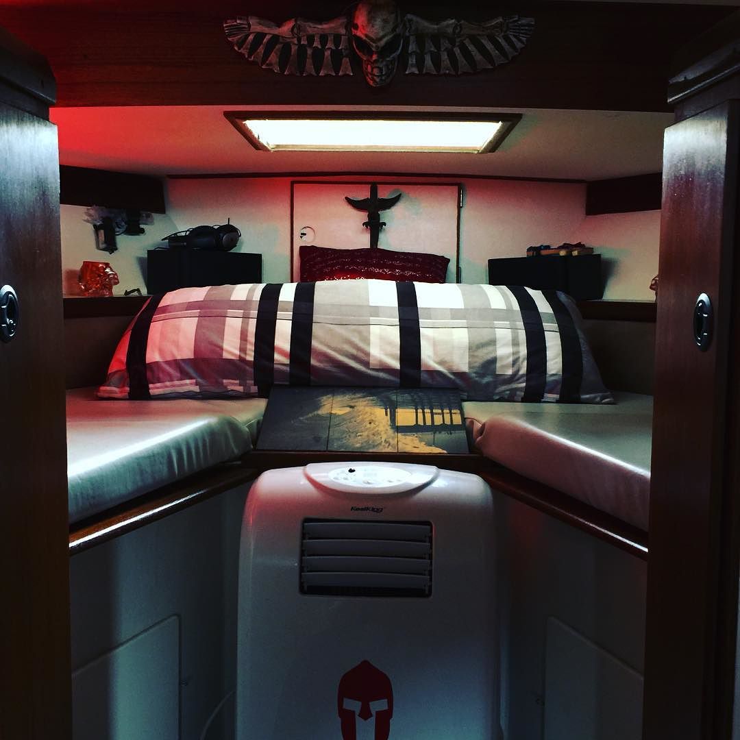 Funwith_boats's tweet photo. The V-Berth of Cool. Paint & Polish. Floating Cottage. #yacht #boat #vberth #details #decor #trojanf30 #flybridge #… https://t.co/PdCGAzaxXz