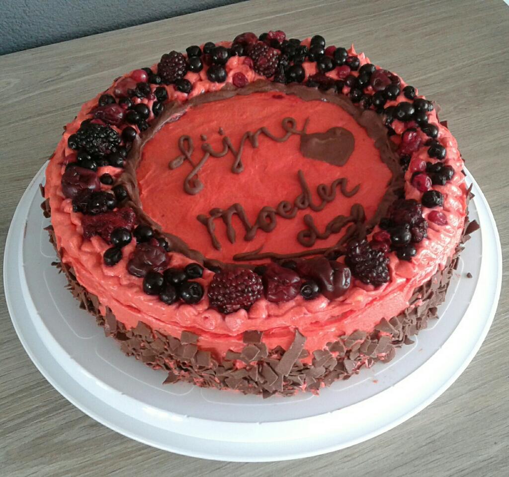Bosvruchten met chocolade. Heerlijk voor moederdag met dit warme weer #happymothersday #spring #fruit #chocolate