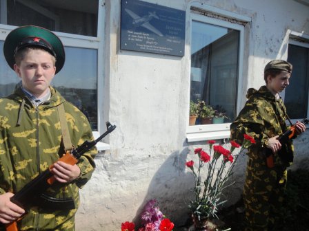 mousoch29's tweet photo. Возложение цветов к памятной доске Героя Советского Союза  С.Ф. Долгушинаhttps://t.co/WfBxdt4ncm https://t.co/iAYdh3pwjs