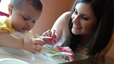 karencastrosv's tweet photo. Nuestro bebe #SantiagoAlberto comiendo por primera vez . Iniciamos con "Guisquil" Foto: #MarcosDavid #HermanoMayor https://t.co/QaQPHy1wBu