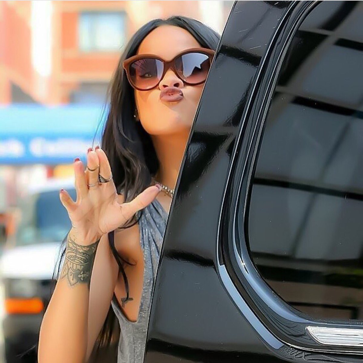 RihannaDaily's tweet image. 😘😘😘