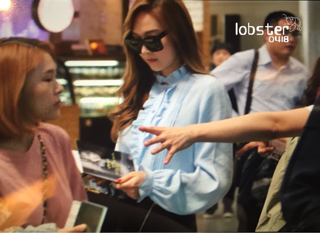 [PIC][08-05-2016]Jessica trở về Hàn Quốc vào chiều nay Ch6IeDGUgAAEYMy