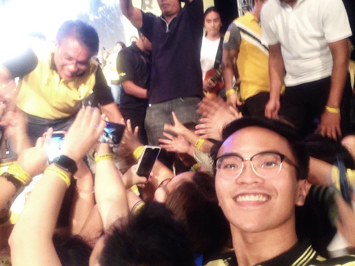 carloagdamag's tweet photo. I saw selflessness.
I saw statesmanship.
I saw a man bigger than himself.
Proud to cast my vote for you. #RoxasNa https://t.co/7bTg5NHfkc