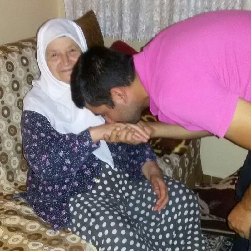 #benimannem senin ellerin değil ayakların öpülür