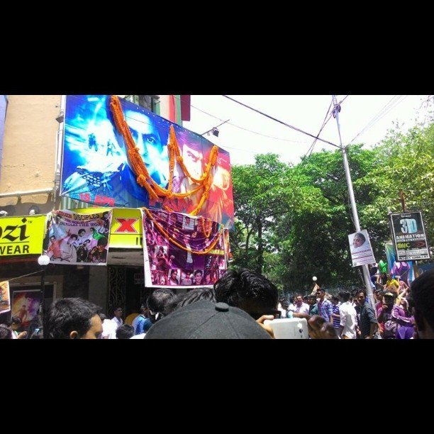 NAVONILDAS12's tweet photo. #Decorations #Flowers #Narkel #Dudh #Tempo #DhakDhol #SRKTShirts #Posters #Banners #JabraFans #ShahRukhKhanDisciple… https://t.co/Y54qjVEchw