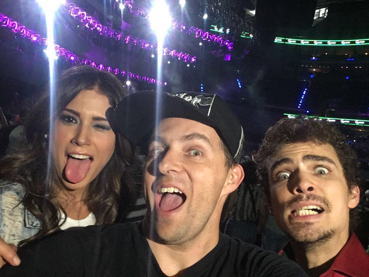 Seguimos aquí en los #EMPOAwards2016 <a href="/ArenaCdMexico/">Arena CDMX</a> aquí con mis amigos conductores #Jack y #Claudia <a href="/Soy977/">su</a> #Soy977
