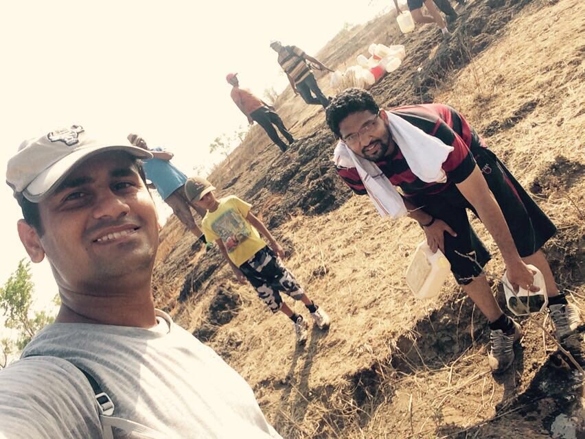 rupeshsarda7's tweet image. Watering saplings on Sunday morning #banerhill #Vasundhara Abhiyaan#gogreen @Balaji_Pathade @RushikeshS18
