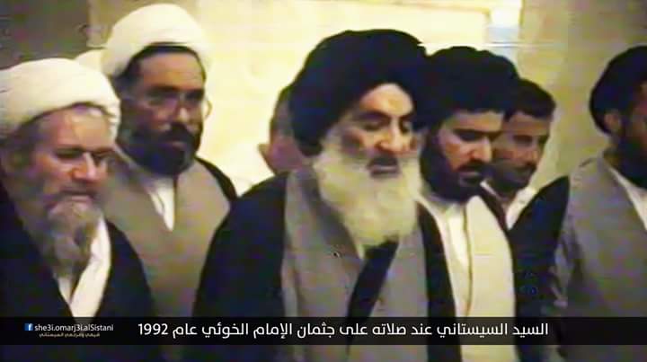 صورة نادرة للسيد علي الحسيني السيستاني دام ظله الشريف وهو يصلي على جثمان السيد الخوئي قدس سره