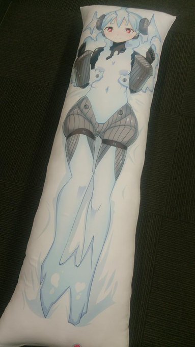 恥ずかしいです。けど、もうあと2日で予約締め切りなので..。
私の抱き枕の実物の写真です。ほんとに凄くいい出来なんです。だから余計に恥ずかしいというか..。
か、買って下さい!
https://t.co/buz89TBGqd 