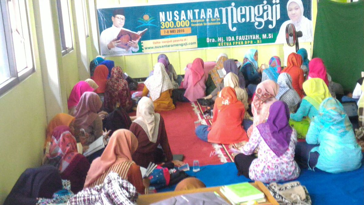 cw_rusydie's tweet photo. Ketua FPKB @idafauziyah khataman bersama para santri di Ponpes Tambakberas #NusantaraMengaji @cakiminpkb @FraksiPKB https://t.co/RJ1GnmsmrL