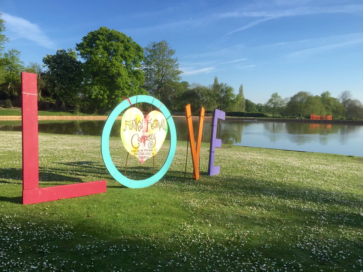 beautiful day for a family day out <a href="/Forty_Hall/">Forty Hall Estate</a> <a href="/_ButterflyBall/">Butterfly Ball</a> starts at noon