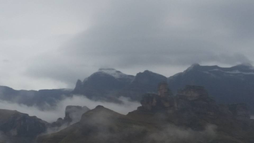 SnowReportSA's tweet photo. Snow on Southern Drakensberg this morning. Credit : Charlene Slabbert https://t.co/JFJYvdqbgP