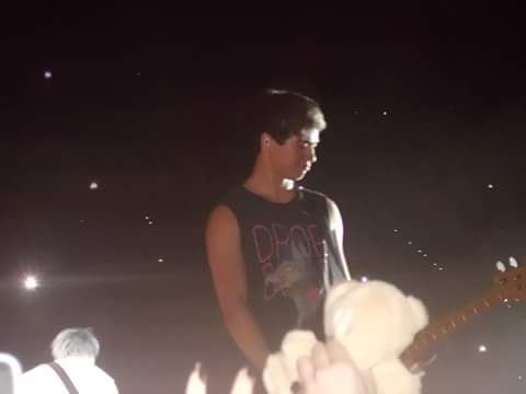 alltooaurora's tweet photo. One year ago today ❤ @5SOS  #ROWYSOTurin https://t.co/TfGnQ1ivSt