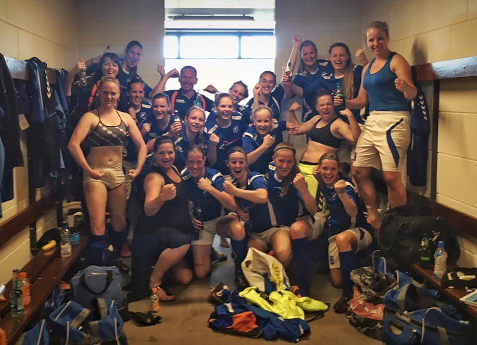 rksvdezweef's tweet photo. KAMPIOENEN!! Dat is een prachtig stel hoor! Volgend jaar 1e klasse, maar eerst feest! #HupZwevers ⚽💪🏆 https://t.co/dc4GuJUfq9