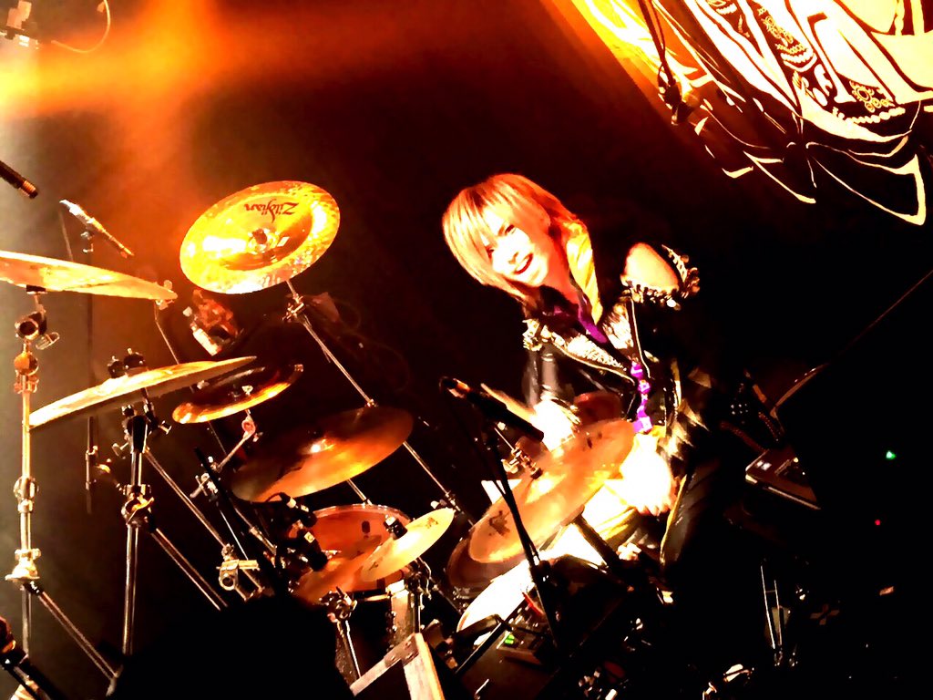 Royz_official's tweet photo. 福島公演！ 「全員頭で答えろ！いい暴れっぷりだ��と昴から誉められる一体感ある暴れっぷり！「胡鳥蘭-ファレノプシス-」ではタオルが華麗に舞う。久々披露は「SIGN」 「REVELATION」  次は仙台にて智也Birthday https://t.co/5slOTeEzli