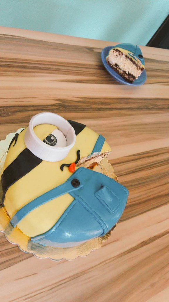 GeorgePastryK's tweet photo. How to decoratae a minion cake.. Pastry Designs !! Video soon available on YouTube https://t.co/3lScIgmNhg