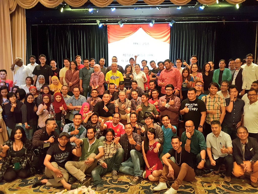 MisiahTaib's tweet photo. Makan Mlm Petugas Media #PRN11 brsama YBM @MOWorks @PetraJayaMP & ADUN Tupong @Fazzrudin @BNforTupong @f4izalhassan https://t.co/y1hM6mZ2l8