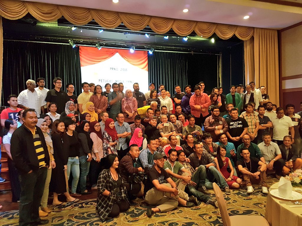 MisiahTaib's tweet photo. Makan Mlm Petugas Media #PRN11 brsama YBM @MOWorks @PetraJayaMP & ADUN Tupong @Fazzrudin @BNforTupong @f4izalhassan https://t.co/y1hM6mZ2l8