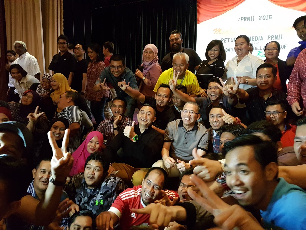 MisiahTaib's tweet photo. Makan Mlm Petugas Media #PRN11 brsama YBM @MOWorks @PetraJayaMP & ADUN Tupong @Fazzrudin @BNforTupong @f4izalhassan https://t.co/y1hM6mZ2l8
