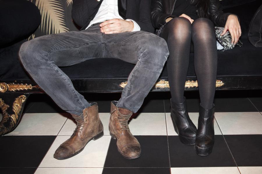 Männer berühren beim flirten