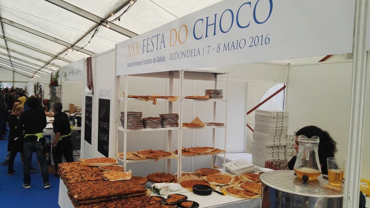 Bluscus's tweet photo. A pesar de la lluvia hubo lleno en la #festadochoco de #Redondela #turismogastronomico #turismomarinero https://t.co/EFx1EdugtF