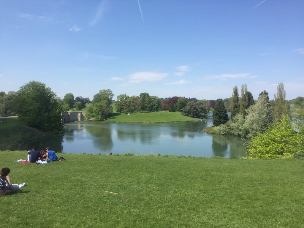 ECGclass's tweet image. Beautiful day @BlenheimPalace. Perfect picnic with the family. ECG case up this evening #ECGclass