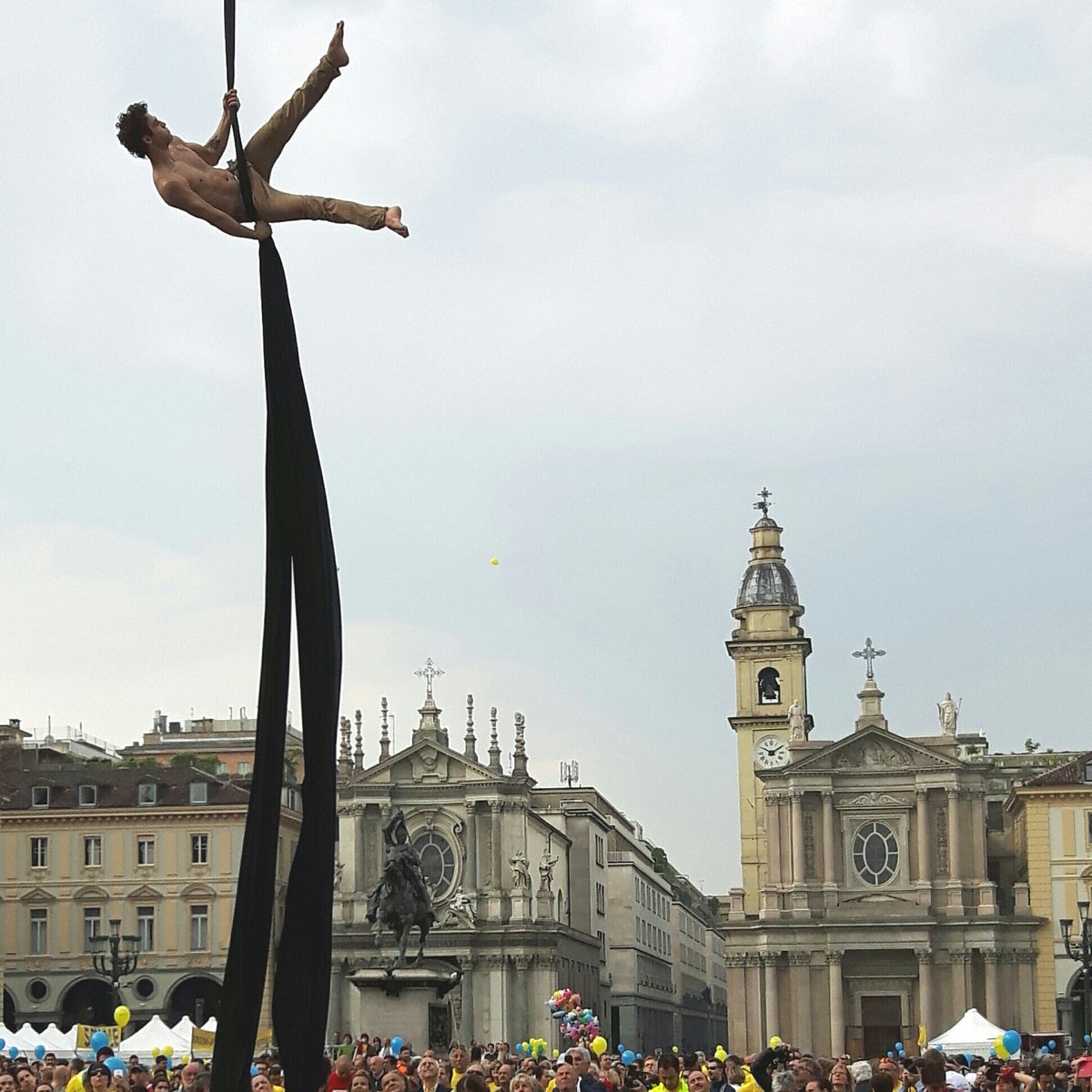 cirkovertigo's tweet photo. #cirkovertigo nel cielo di Torino per #stratorino2016 https://t.co/iNDFUT4PTj