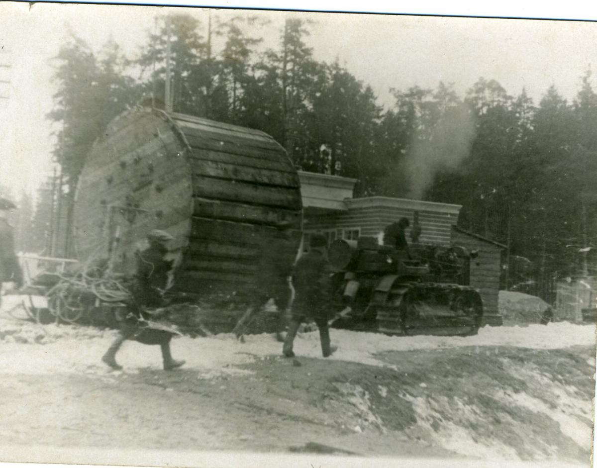 7 августа 1942 года было принято решение «О прокладке кабеля через Ладожское озеро»: hermitageline.ru/ru/blog/view/h…
