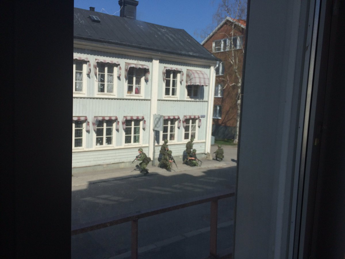 UllaOhman's tweet photo. Militär med vapen mitt i Härnösand! Är det övning? Varför vet jag inte om det isåfall? Fick ju hjärtat i halsgropen https://t.co/6yPVAVIwBn