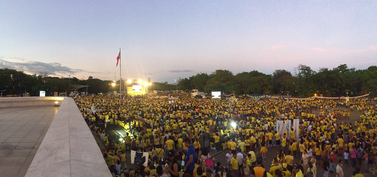 MyRizalPH's tweet photo. SA INANG BAYAN "Hindi lahat ay natulog sa dilim ng ating mga ninuno," sasabihin ng ating mga apo dahil mananalo RoRo https://t.co/PBPS2xJazy