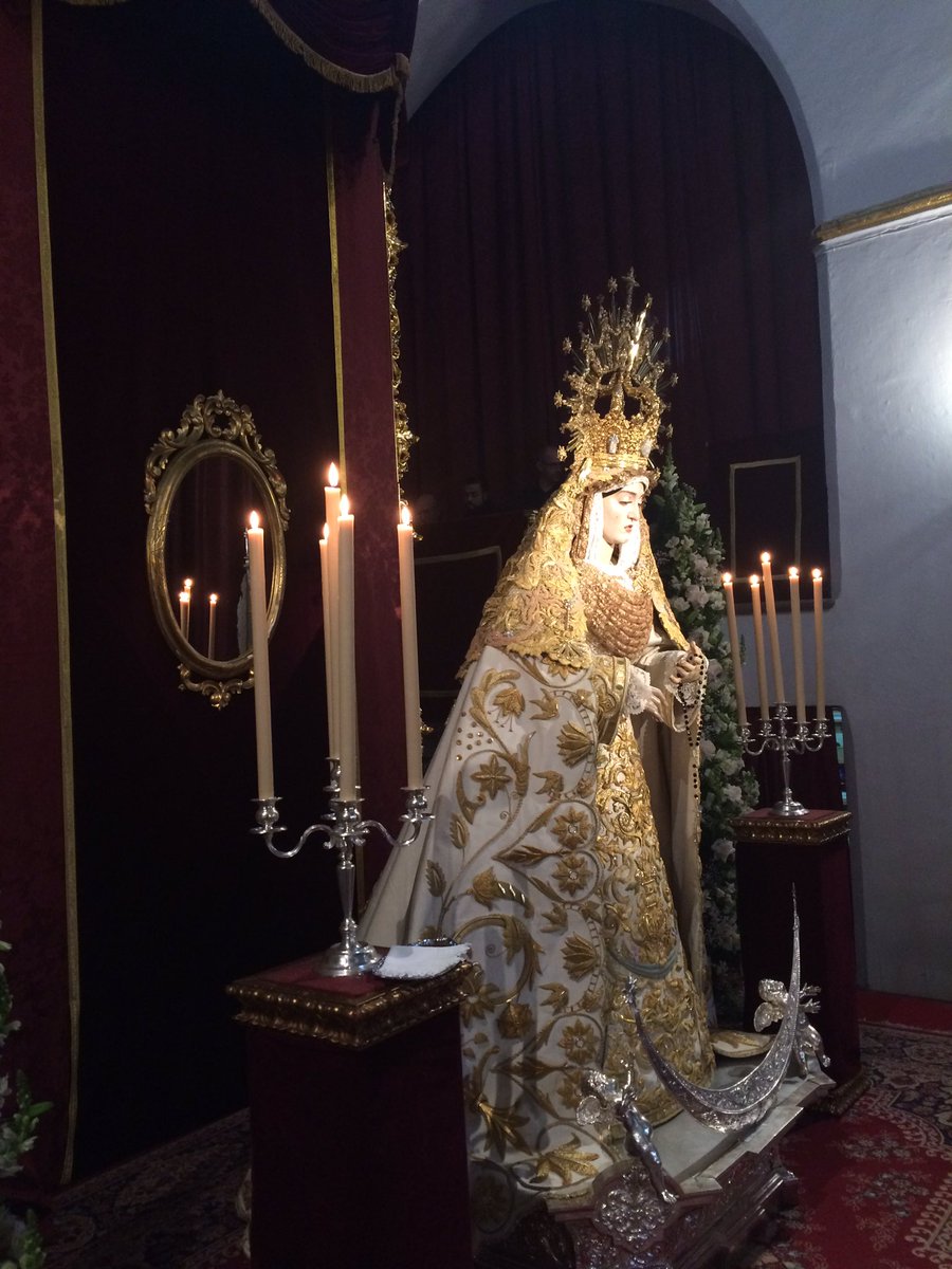 granadacofrade's tweet photo. La Virgen de la Aurora en besamanos por el  V Aniversario de su Coronación. A las 12:30h Eucaristía conmemorativa https://t.co/2RxqwdBPiN