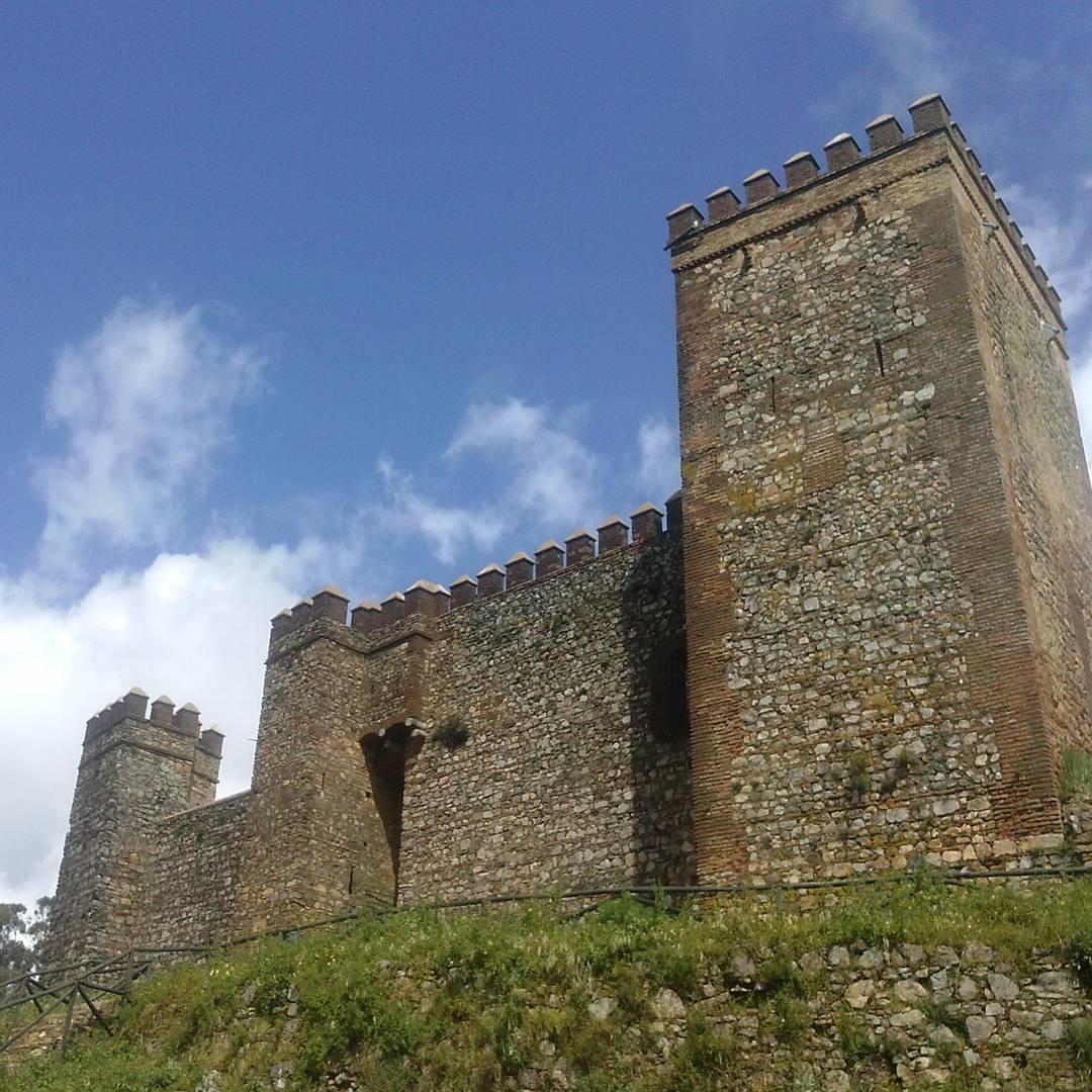 Cortegana_tur's tweet photo. Buenos días desde #Cortegana. Instantánea de nuestro #castillo. Tras la lluvia sale el sol. Ven y disfrútalo. https://t.co/O7RIQGYCcK