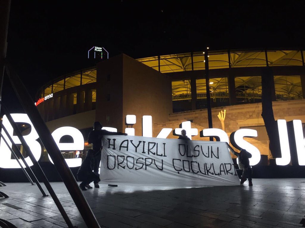 Kendilerini " Orospu Çocukları " grubu olarak adlandıran Gs'li taraftarlar gece yarısı hayırlı olsun pankartı açtı.