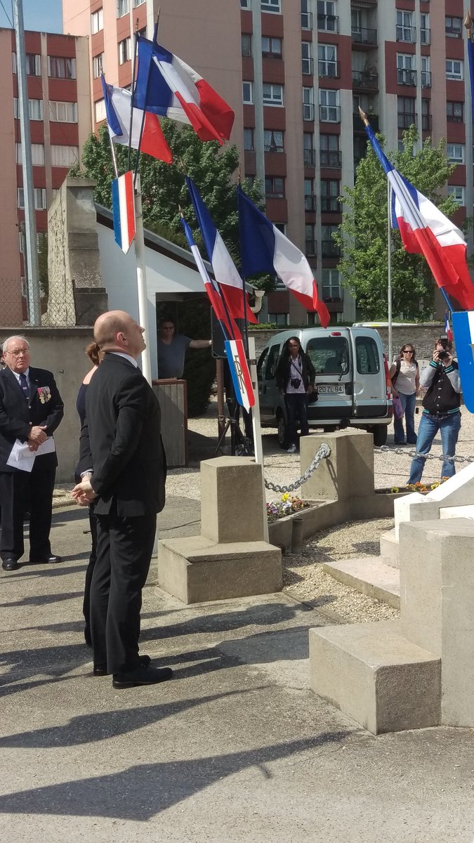 Antoine94350's tweet photo. Ceremonies du #8mai45 à #villiers94 avec @elupsvilliers94 @fredericmassot @DlyP94 @PSVilliers @JS_94350 @tig https://t.co/Jd2fZJPF5u