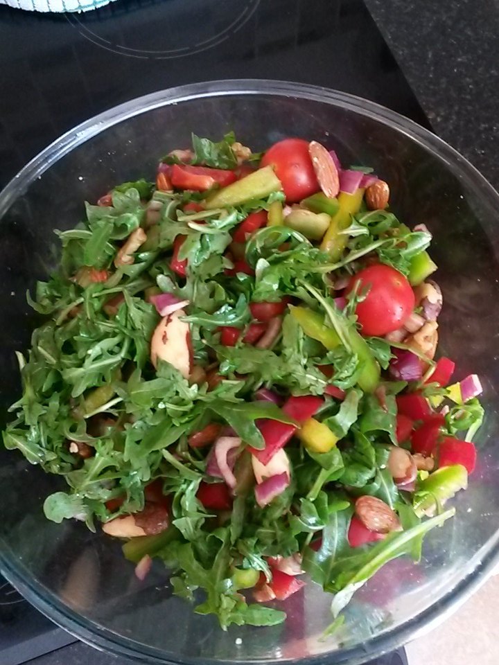 mentalrunner's tweet image. Lunch made. Rocket, tomatoes, peppers, mixed nuts, red onion, lemon juice and balsamic vinegar. Tin of tuna on top 👍