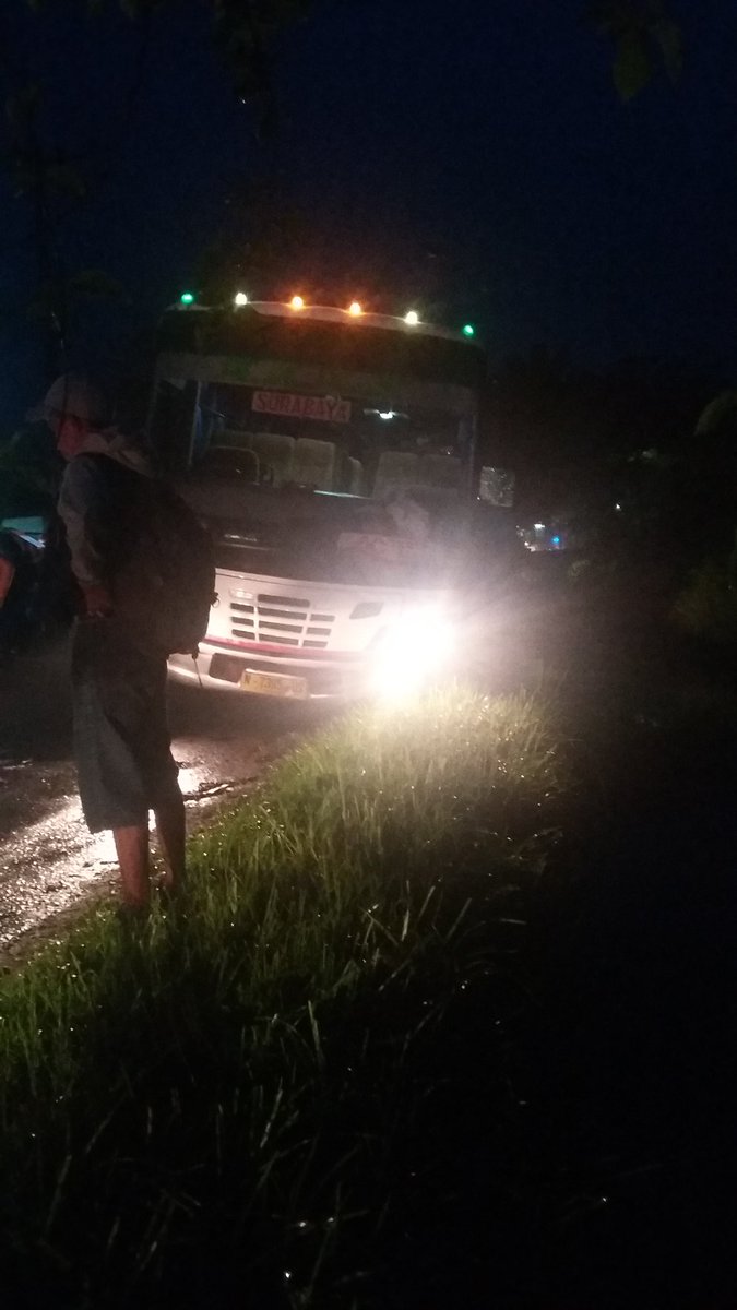 Okko_DLH's tweet photo. Hindari Jl Rajasanegara Mojokerto kawan, bis yg saya naiki ban depan kiri ambles, akibat terlalu minggir @e100ss https://t.co/UTDiK7QS4v