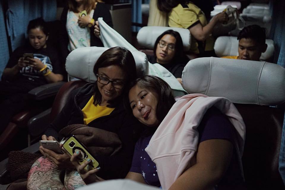 gmontinola's tweet photo. SA INANG BAYAN Leni Robredo taking Selfies during a long bus ride to Bicol; VP candidate makes her way home 2vote. https://t.co/eo4QjqFVG1