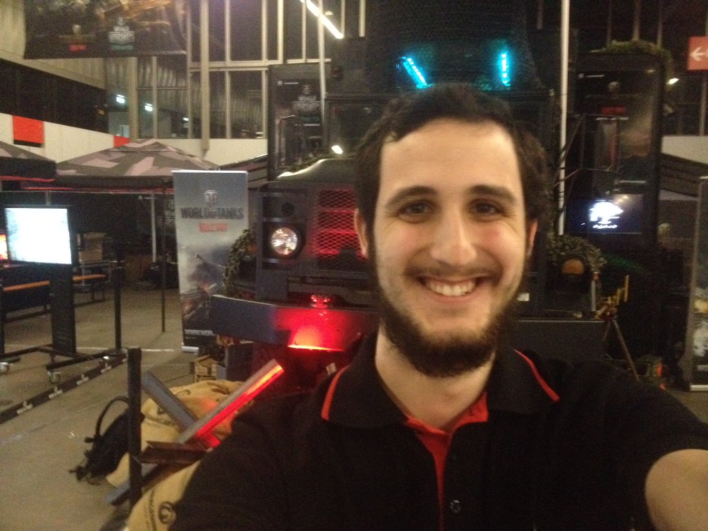 SuperLopez92's tweet photo. ¡Currando a tope en el booth de Wargaming! #FirstlookBattleCon @rotterdamahoy. https://t.co/eAcmhOCAKD