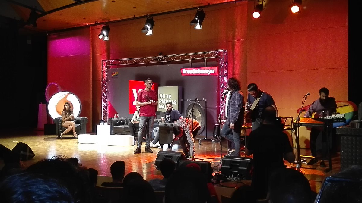 alejandroct95's tweet photo. En el programa @vodafoneyu #yuSOS (3) @DaniMateoAgain @SrCastelo @lorenacastell https://t.co/Z04RBs8d4U