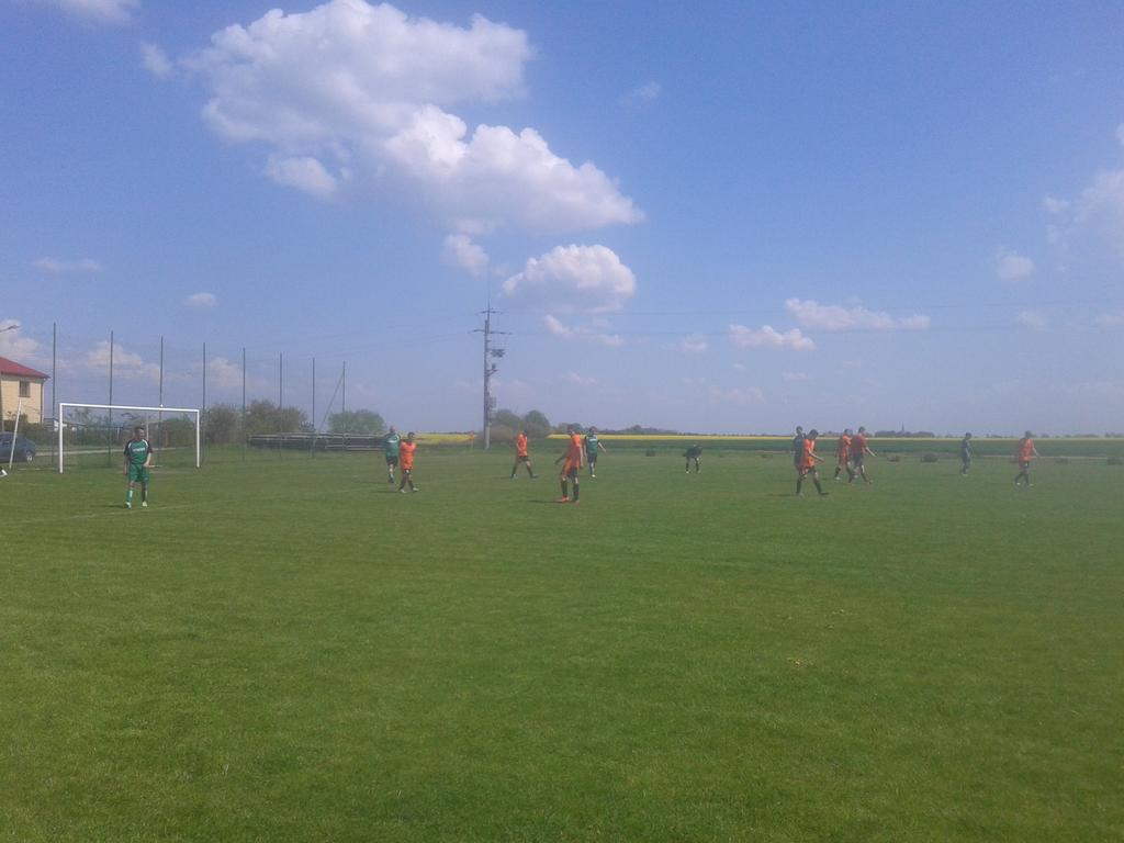 karolgrajewski's tweet photo. Meldunek z #Pożarowo. Gospodarze po 30 minutach prowadzą z LZS #Piotrowo 4-1. #nadwarciańska https://t.co/KCtEHNqcPy