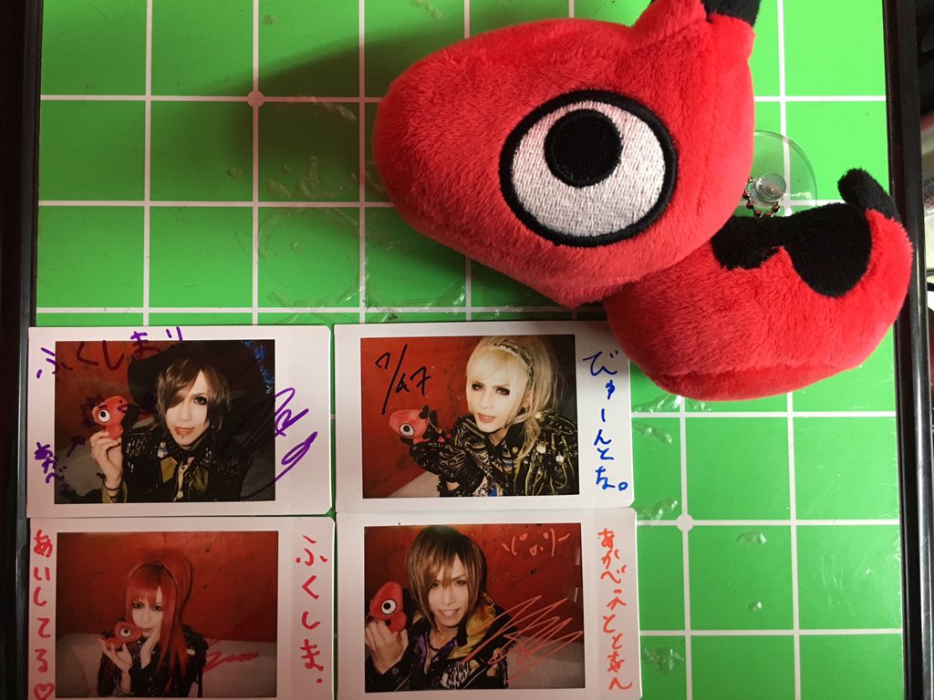 Royz_official's tweet photo. 本日は福島公演！ 
あかべぇと一緒に撮影しましたー★展示分は横チェキで揃えてみました(o^^o)

#Royz  #あかべぇ https://t.co/P5hbCBxWeg